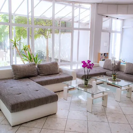 Ce Napfeny שיופוק