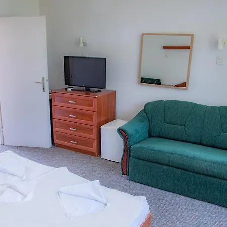 Ce Napfeny 3* שיופוק