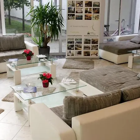 Ce Napfeny שיופוק