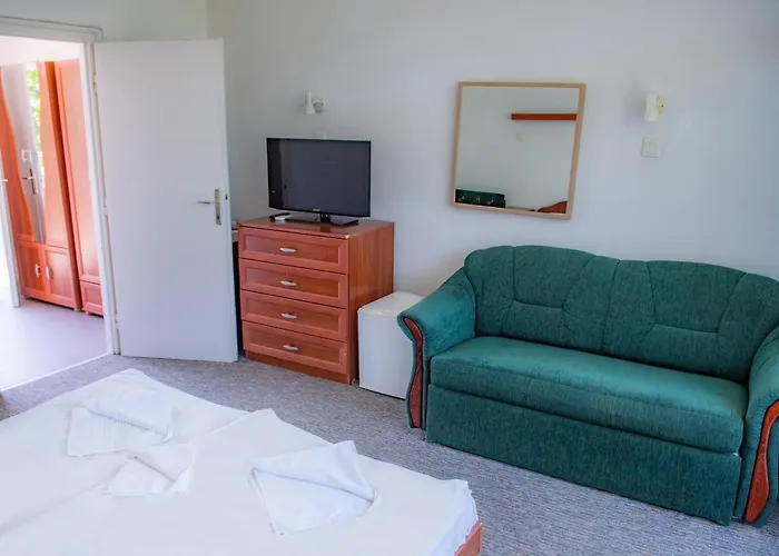 Ce那坡凡尼酒店 3* 希欧福克